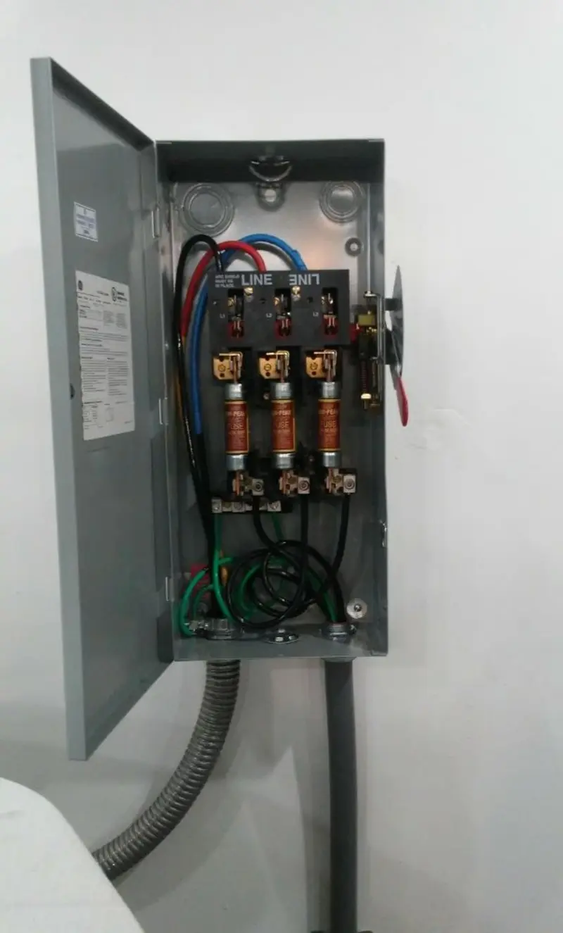 Three-phase disconnect switch installed for Smoke Detector Installation in Val Verde